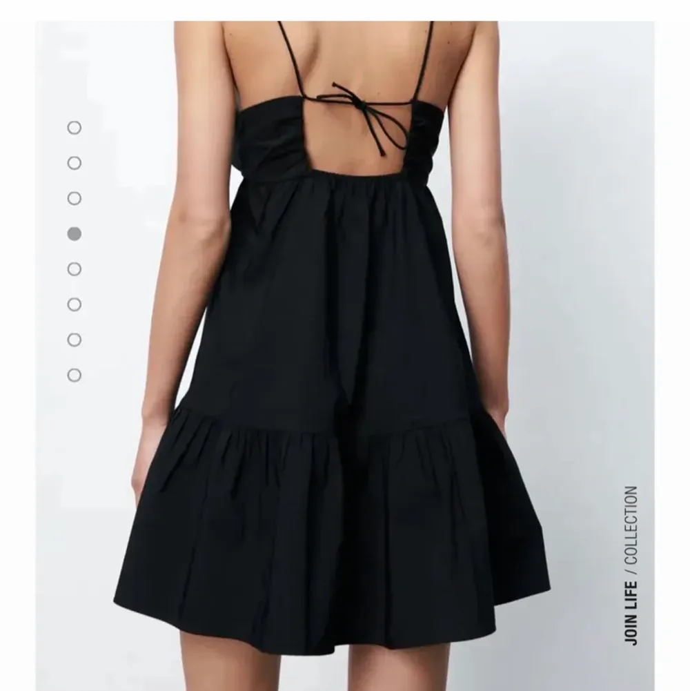 Säljer denna populära klänning från zara i storlek S då den tyvärr va för liten för mig. Buda! ❤️ (Sista bilden är lånad) BUD ÄR BINDANDE!. Klänningar.
