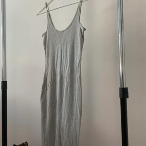 Figursydd grå klänning  - Klänningen är slutar precis ovanför knäna, jag är ca 165cm 