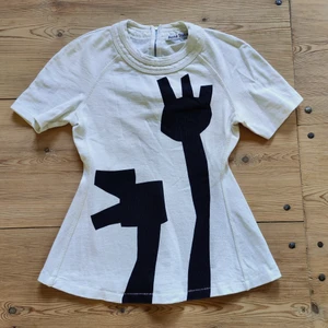 Acne studios tröja strl. XS-S - En t-shirt från Acne studios som jag fick second hand för några år sedan. Går in i midjan och sedan ut liknande en kjol. Har själv bara använt den några gånger och säljer för att den inte är min stil! Jag är inte helt säker på storleken men skulle säga att den är XS-S.