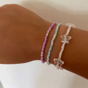 Säljer armband som jag gör själv. Armbandet med stjärnor kostar 20kr och de andra två kostar 15kr styck. Vill man göra eget armband så är det bara att kontakta och skriva vilka färger och typ av design man vill ha. Kostar 20kr om man designar eget armband och 5kr extra med stjärnor. Kolla även in min profil för flera armband. Kontakta om du är intresserad av att köpa:))