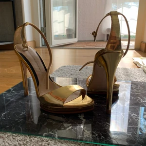 Sandaler  - Högklackade sandaler från zara använda 1 gång aldrig mer bara för bild i storlek 37