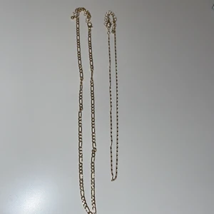 Guld kedjor - Jätte fina guldkedjor en lite kortare och en längre. Jag står för frakt och pris kan diskuteras💕 (inte äkta guld) 