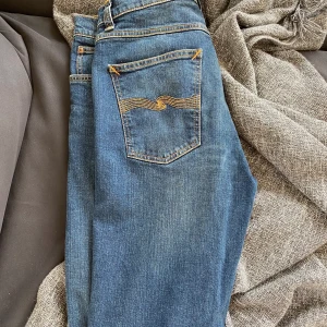 Nudie Steadie Eddie 2 - Köpte jeansen men kände att dem inte riktigt passade min stil, dem är knappt använda och är köpta på åhlens city för ca en månad sedan. Kan gå ned i pris vid snabb affär