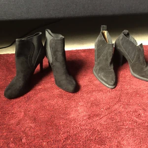 Klackar från H&M och Zara - Säljer nu mina jättefina klackar från H&M (Paret åt vänster) och Zara (Paret åt höger). Klackarna på vänster är helt oanvända och de andra har lite slitna men ser ändå jättebra ut 😊💕 Det är bara att skriva om ni vill ha fler bilder! Pris kan diskuteras vid snabb affär