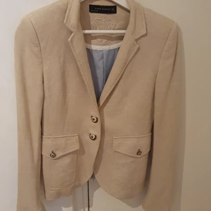 Zara women kavaj - Mycket klassisk och elegant med rosenknappar, beige färgad kavaj