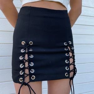 svart party-kjol med snörning - riktigt cool kjol med snörning fram! sparsamt använd