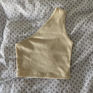 Beige One shoulder  - Från chiquelle 🤍 är i nyskick, hör av er vid frågor 🥰