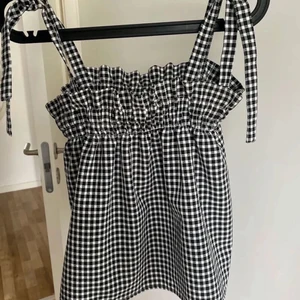 Rutigt linne - Bud uppe i 190💛Intressekoll💛 Säljer eventuellt detta slutsålda linnet från H&M! Helt oanvänt, storlek M men skulle säga att det passar många olika storlekar pga resorbandet upp vid + att man kan justera axelbanden. Kom med pris om du är intresserad🥰