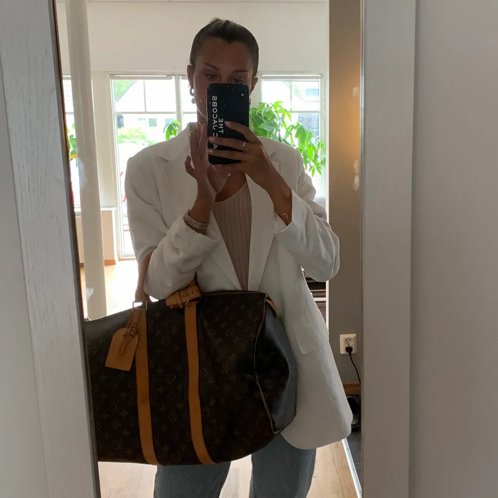 Säljer nu min älskade Louis Vuitton väska i modellen keepall 45. Äkta och är köpt på ”the vintage bar”. Superfint skick, jätterymlig väska som är perfekt att ha om man åker bort över en weekend eller som handbagage!. Väskor.