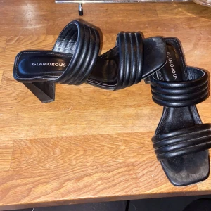 Mules skor - Säljer dessa snygga sommar skor med en skön bred samt låg klack!