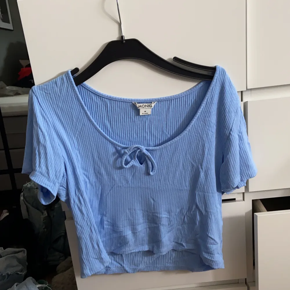 En jättefin skön blå tshirt från MONKI, har använt 1-2 gånger. Säljer då den är för stor.🦋. T-shirts.