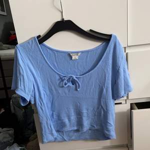 En jättefin skön blå tshirt från MONKI, har använt 1-2 gånger. Säljer då den är för stor.🦋