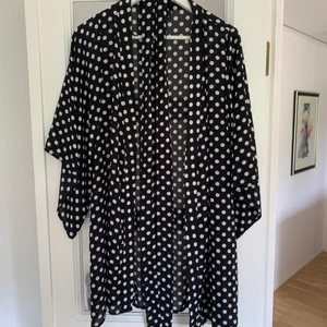 Kimono  - En prickig kimono som jag använt 2-3 gånger. 