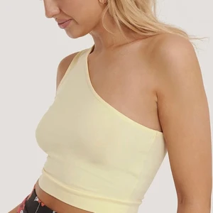 Gult one shoulder linne - Säljer detta asnajs gula linne i perfekta färgen till sommaren när man är brun!! Helt nytt! Kram💛