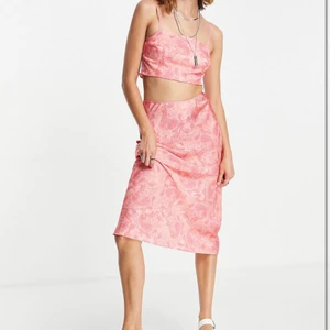 batik set  - Funderar på att sälja detta då jag inte tyckte det passade mig i stilen, helt slutsålt på asos!! Är det många intessserade blir det budgivning! Det är alltså både top och kjol! Helt nya med prislapparna kvar! Tycker dem är en liten 36, så skulle inte rekommendera nån som är mellan 36-38 💖💖💖