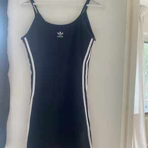 Adidas klänning - Svart enkel Adidas klänning, använd 2-3 gånger och är i jättebra skick! 