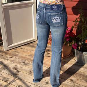 Världens snyggaste lågmidjade Victoria Beckham jeans i storlek 27. Om man älskar y2k stilen är de här byxorna perfekta. Så sjukt fina med kronorna på baksidan. Måste tyvärr sälja för dom har blivit för små för mig :( buda i kommentarerna