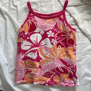 Tropiskt linne💓 - Säljer nu ett så snyggt linne!! Bilderna är lånade av @ElinDanielsson_ här på plick!! checkade garderoben och såg att jag hade ett precis likadant☺️ linnet i sig är litet men ganska stretchigt🥰 