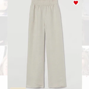 Superfina vida linnebyxor - Jättefina vida linnebyxor i storlek XS från Hm. Endast provade och var tyvärr lite för små för mig som vanligtvis har S. Byxorna var tillräckligt långa på mig som är 165 cm. Budgivning om många är intresserade. 