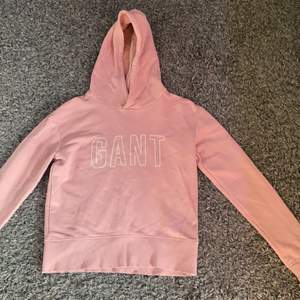 Gant hoodie som är använd fåtal gånger och i gott skick. Den är i strl 158/164 men skulle säga att den även passar xs-s lika bra💕