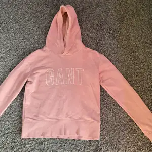 Gant hoodie som är använd fåtal gånger och i gott skick. Den är i strl 158/164 men skulle säga att den även passar xs-s lika bra💕