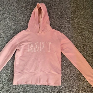 Gant hoodie strl 158/164 - Gant hoodie som är använd fåtal gånger och i gott skick. Den är i strl 158/164 men skulle säga att den även passar xs-s lika bra💕