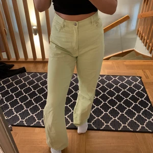 Gröna jeans - Säljer dessa gröna vida jeans ifrån bershka i storlek 40 men passar även en 38. Dom är använda fåtal gånger och är mer gröna än vad bilden visar. Nypris 300kr mitt pris 150kr. Köparen står för frakten✨