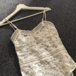 Spetsbody  - Endast provad spetsbody i storlek S/större XS. Vit med blommig spets. Säljer då den är för liten och då aldrig kommer till användning! 100kr + frakt 💗