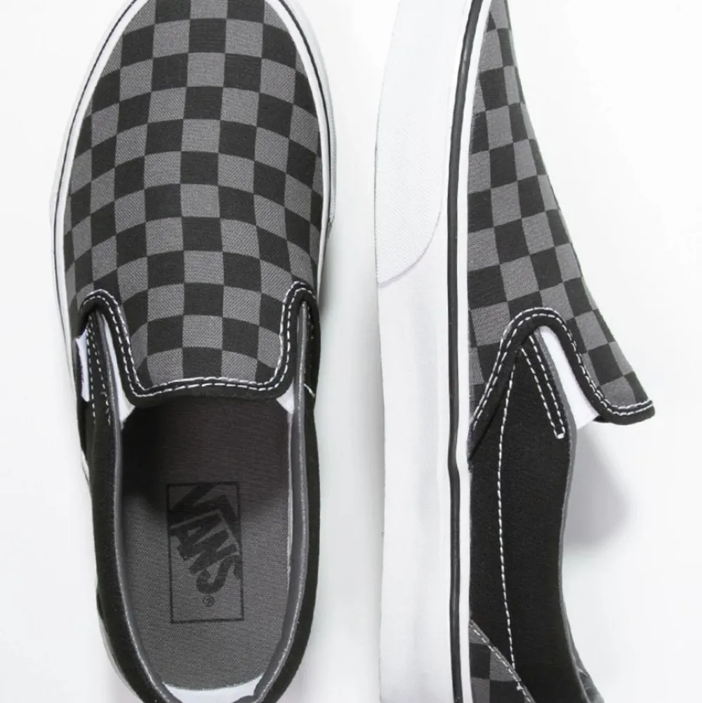 Ett par ”Classic Slip-on” Vans med mörkt checkerboard mönster. Köpta i våras men bara använda ett fåtal gånger, så väldigt bra skick⭐️ 400kr inkl. frakt🌷. Skor.