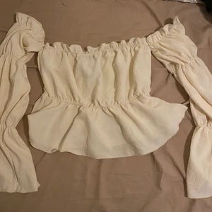 Cremevit blus strl M  - En crémevit blus, såå fin! Blir tyvärr aldrig använd bara. Har aldrig använt den, så den är nyskick. Mycket stretch så passar S-L. 130:- men budar någon högre får dom den. Riktigt kap för en så fin blus, svår att se på bild. Jag bjuder på frakten. 