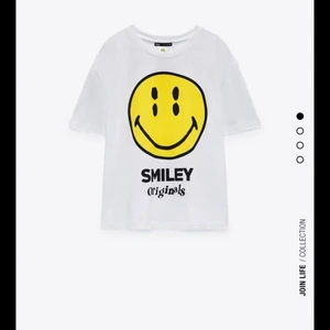 Smiley t-shirt - (Lägger ut igen pga oseriösa köpare) Säljer jättefin smiley t-shirt ifrån zara, helt slutsåld. Storlek M men känns mer som en S. Buda (högsta bud på 300kr+frakt)❤️ 