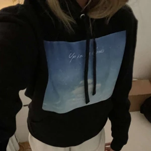 Hoodie  - Säljer min jättecoola the cool elephant hoodie som är i nyskick då den är använd endast en gång💖 super fin att ha till ett par jeans eller kjol ⚡️ den är i storlek xs men skulle säga att den passar s också. Nypris va 599 kr 💓