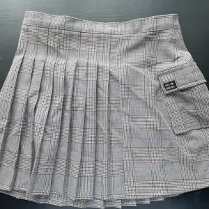 Rutig kjol från Urban Outfitters! Passar mig som är mellan 36-38💕