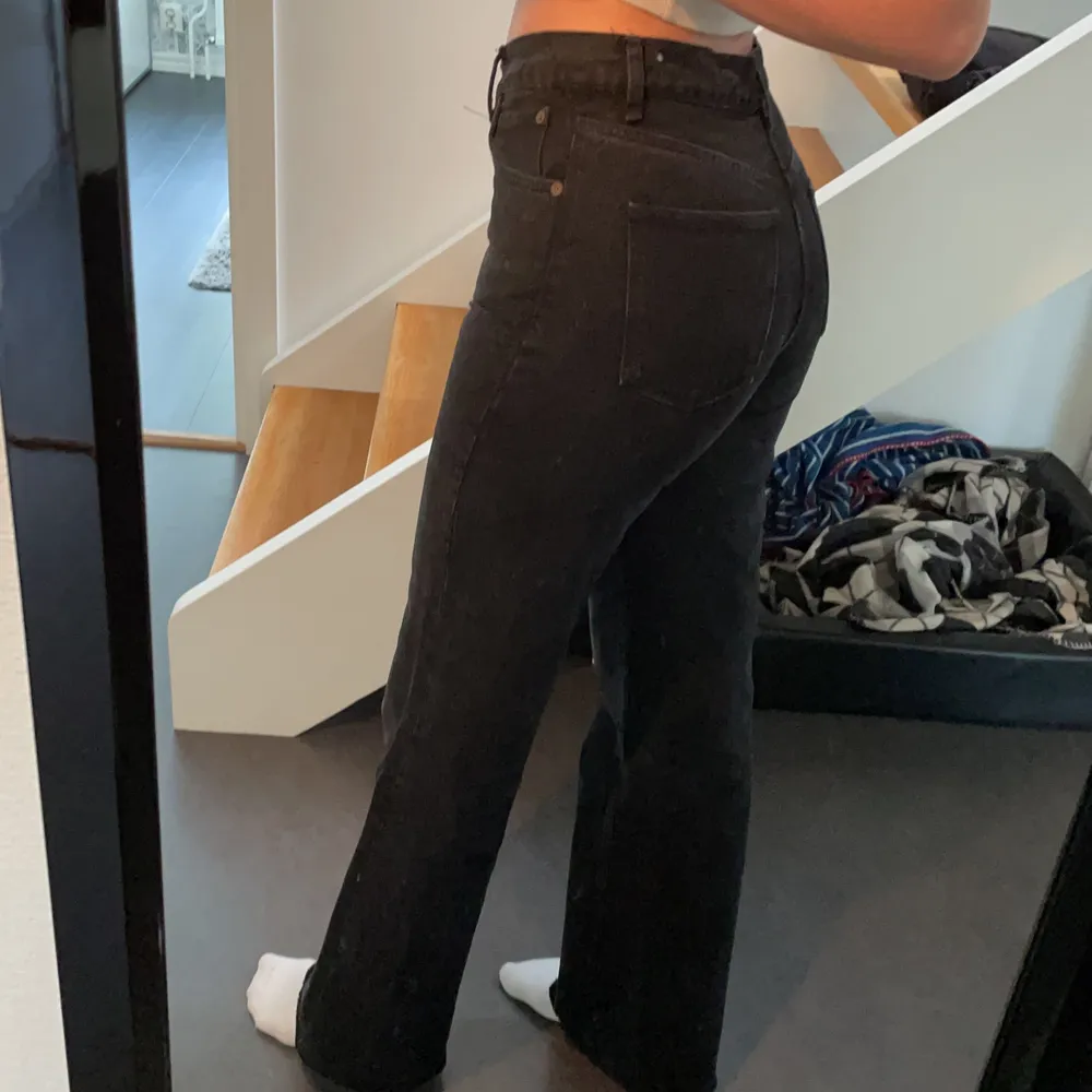 Skit snygga och sköna jeans från Zara som tyvärr inte kommer till användning! Topp skick då dom är använda va 2-3 gånger. Jag är 175 cm lång och dom går hela vägen ner på mig! Köparen står för all frakt💕📦. Jeans & Byxor.