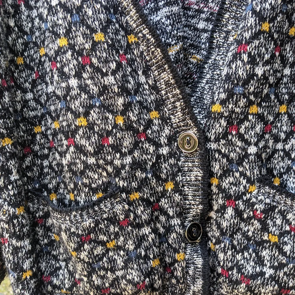 Really nice oversized style cardigan. There is a button missing bit the other 3 are there. I often wore it open so the button missing didn't bother me. Has been worn so some signs of slight bobbling however no holes etc and has been well looked after. Any questions just ask 🙂👍. Stickat.