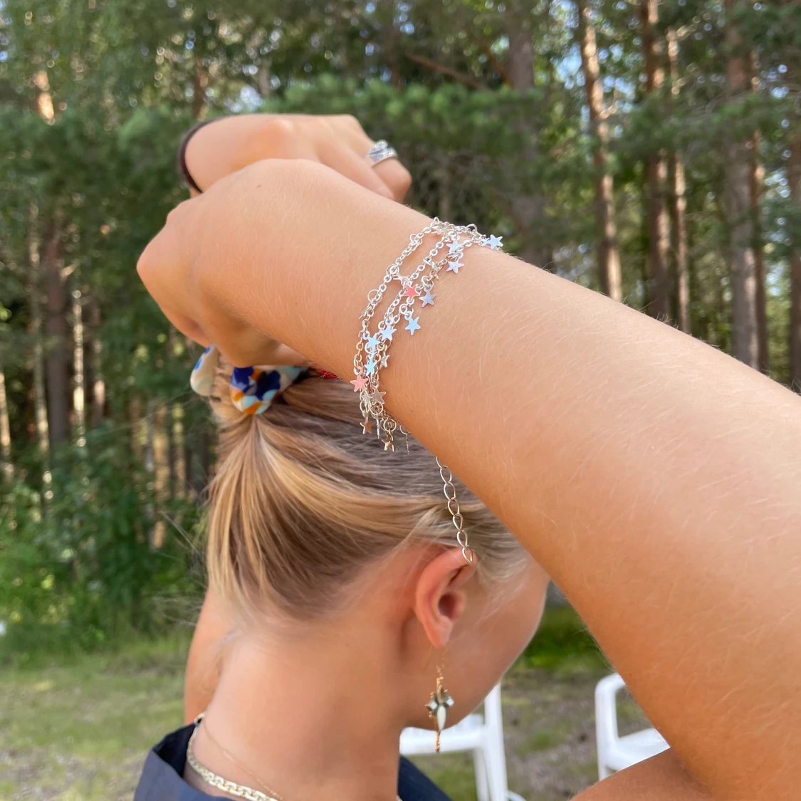 Silvrigt armband med stjärnor - 90