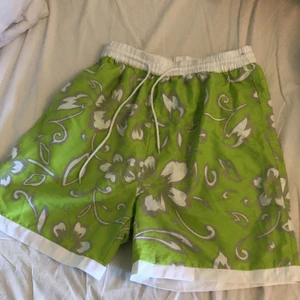 Badshorts köpta i Spanien. Tre fickor. XL - Köpta i Spanien av någon som inte varken solar eller badar? :-)