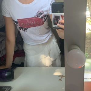 Tröja från guess  - Säljer denna från tröja från guess som jag köpte för ett år sedan men har tröttnat på. För fler bilder eller frågor är det bara att fråga mig så kan jag fixa det🥰