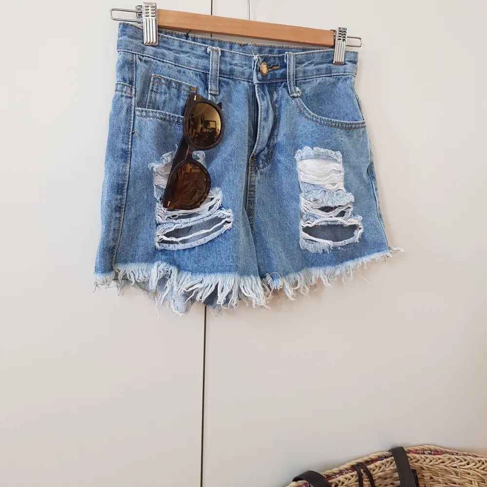 Oanvända jeanshort i fint skick med slitning. 🌻. Shorts.