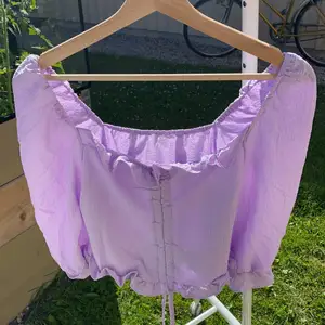 Superfin lila topp från Shein i storlek M 💜💜 Köpte den nyligen men säljer då den tyvärr var för liten. Skulle mer säga att den är som en XS/S samt att den är väldigt åtsittande vid bysten. Annars är den superfin och den har även en dragkedja på sidan (se bild). Inköpt nyss och helt oanvänd, därav priset <3 Samfraktar gärna med andra plagg och betalning sker via Swish!