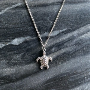 Halsband  - Halsband med sköldpadda. Frågor och beställningar tar jag emot här eller på Instagram @emilias_smycken