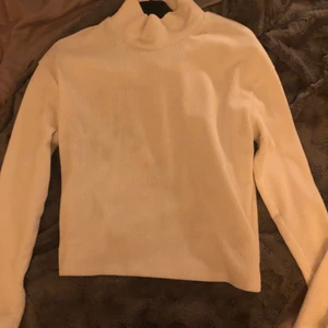 Fin polo tröja  - Säljer min vita polo tröja med ganska kort polo då jag inte får användning av den längre 😁