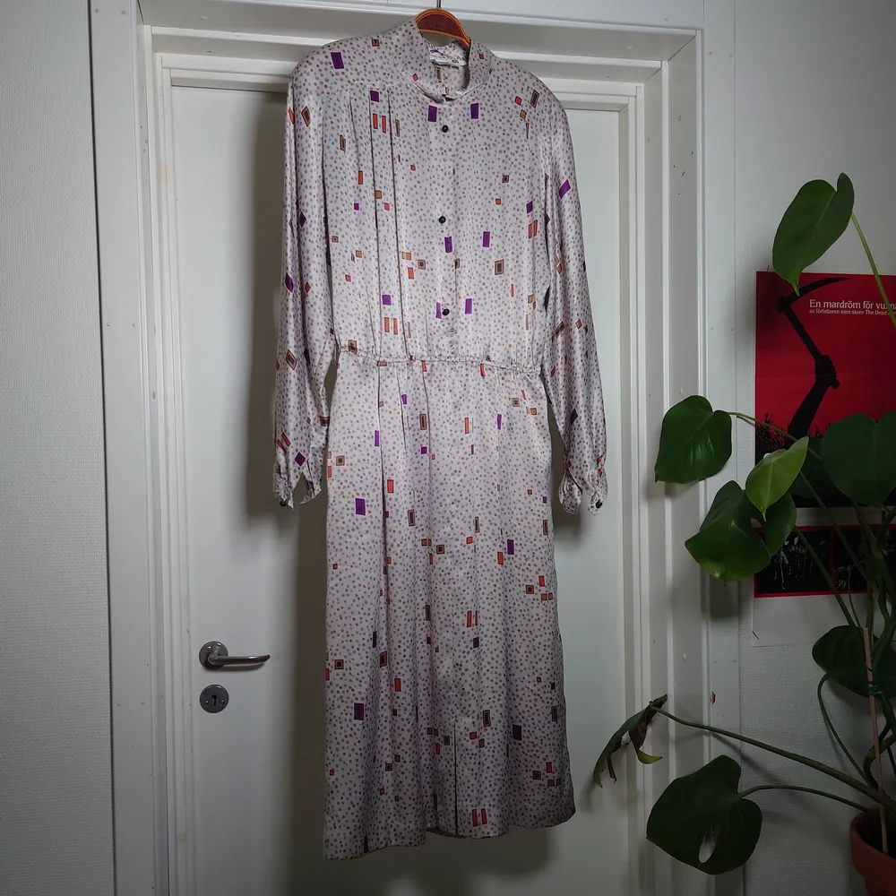 Fantastisk lång vintageklänning i lite glansigt material. Den har fickor, underklänning och en liten dragkedja i sidan🍀. Klänningar.