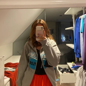 Beyond retro zip hoodie🤩🤩 - Säljer denna populära zip hoodie från beyond retro, använd 1 gång av mig💞 frakt tillkommer på 66kr💞