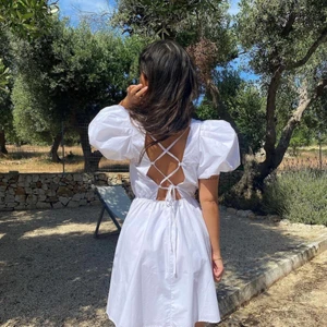 Vit klänning - Säljer denna SUPERSÖTA klänning i storlek 34, då jag inte använder den längre❤️frakt tillkommer  ( båda bilderna är samma klänning ) INTE SÅLD ÄN