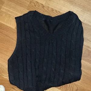 Stickad väst  - ⚠️massförsäljning pga flytt⚠️ stickad svart väst aldrig använd. Super fin och härlig. 