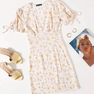 Klänning SHEIN  - Säljer denna snygga klänning från SHEIN då den inte kommer till användning. Aldrig använd. 💗