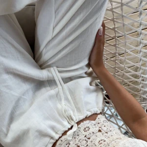 Linnebyxor - Säljer dessa såååå snygga linnebyxor ifrån ASOS design. De är endast testade! Men jag har två par så känner de va onödigt att ha ett par till. De är helt slutsålda på hemsidan. Det är storlek 32 men passar mig mer som vanligtvis är 34-36 de är justerbara så kan även passa en 38.❤️skriv om du har några frågor🌸köptes för 350kr så säljer de för samma också, om fler är intresserade startar jag en budgivning👍🏼.                                                 ELLER KÖP DIREKT FÖR 500kr🌸