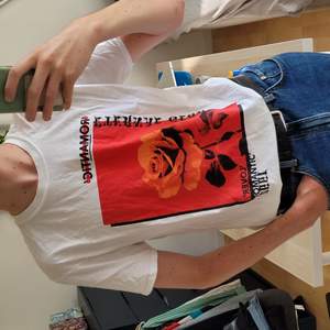 Vit oversized T-shirt med ros och text tryck
