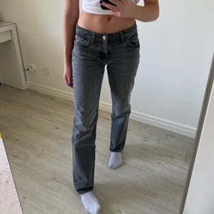 Lågmidjade Zara jeans  - Säljer de trendiga lågmidjade jeansen från zara som är slutsålda hela tiden! Asså snygg färg och passform❤️‍🔥❤️‍🔥 jag är 173 cm lång